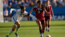 Lloyd buscando el balón con Mejia