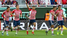 Orbelín Pineda festeja un gol con Chivas