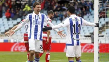Carlos Vela festeja con Oyarzábal tras un gol