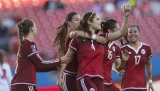 Jugadoras del Tri festejan uno de sus goles contra Puerto Rico