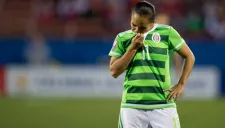 Elemento mexicano lamentando la derrota contra Costa Rica