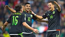 Chicharito, Tecatito y Herrera celebran un gol con el Tri