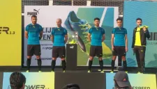 Los futbolistas de América y Gallos durante la presentación