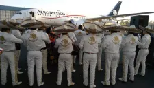 Mariachi le canta al Papa Francisco en el aeropuerto