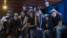 Jugadores de Querétaro posan con las gorras New Era