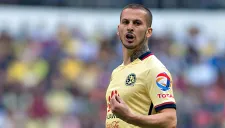Darío Benedetto en un partido con América