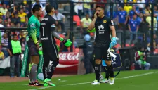 Momento en que Moisés Muñoz sale del campo