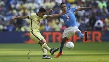 Omar Mendoza pelea el balón en el Clásico Joven