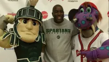 Johnson posa junto a un par de botargas