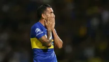 Carlos Tévez se lamenta después de una jugada