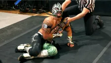 Kalisto festeja en ringside la victoria en FastLane