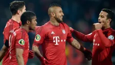 Vidal es felicitado por sus compañeros