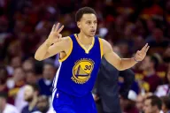 Curry festeja en un partido de los Warriors