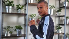 Carlos Sánchez en sesión de fotos con RÉCORD