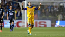 Aquino festeja un gol con Tigres