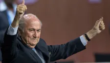 Blatter levanta las manos en congreso de la FIFA