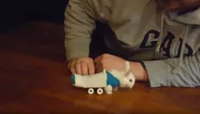 El conejo, Wheelz, avanza con su patineta de juguete