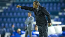 Tomás Boy da indicaciones a sus jugadores