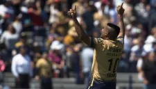 Daniel Ludueña festeja un gol con Pumas