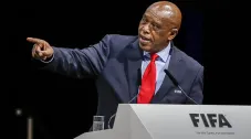 Tokyo Sexwale durante su discurso en las elecciones de la FIFA