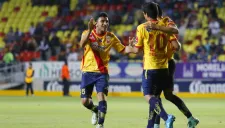 Jugadores de Monarcas festejan un gol
