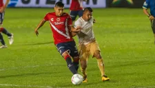 Javier Cortés pelea el balón en juego contra Veracruz