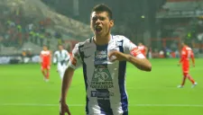 Hirving Lozano festeja gol contra Toluca