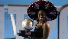Sloane Stephens muestra su trofeo del Abierto Mexicano de Tenis