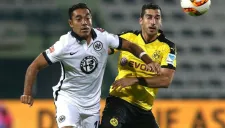 Marco Fabián disputa un duelo con el Frankfurt