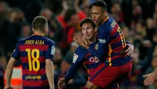 Messi festeja un gol con sus compañeros