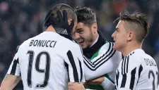 Bonucci, autor del primer gol, celebra con sus compañeros