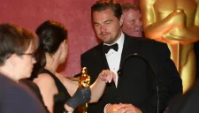 DiCaprio, mientras graban su nombre en el Oscar