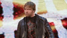 Dean Ambrose hace su entrada al ring