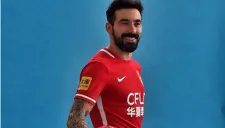 Lavezzi posa con la casaca del Hebei China Fortune
