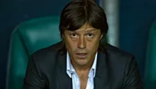 Almeyda observa un juego de Chivas en el banquillo