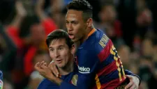 Neymar abraza a Messi tras un gol del Barcelona
