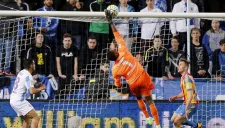 Kameni intenta quedarse con el esférico pero lo mete a su portería