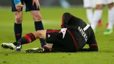 Chicharito se tira en el césped