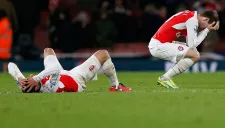 Jugadores de Arsenal lamentan la derrota contra Swansea