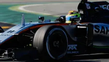 Checo, a bordo de su Force India en los entrenamientos