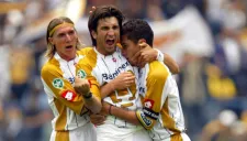 Kikín Fonseca festeja un gol con Pumas