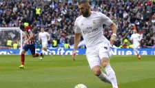Benzema conduce el balón durante el Derbi madrileño