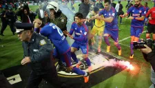 Pulido abandona el campo tras agresiones de fans