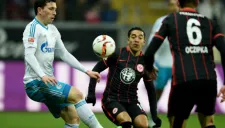 Marco Fabián disputa el esférico
