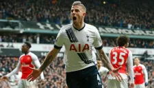 Toby Alderweireld festeja tras marcar con Tottenham