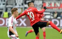 Fabián disputa el esférico contra un rival