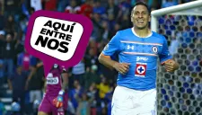 Chaco Giménez en un duelo con Cruz Azul