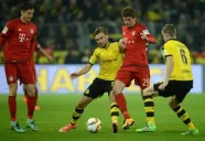 Jugadores de Bayern y Borussia pelean por el balón