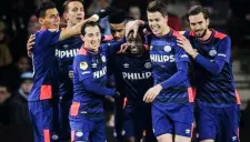 Jugadors del PSV celebrando una anotación