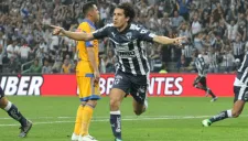 Juárez festejando su anotación en el Clásico Regio